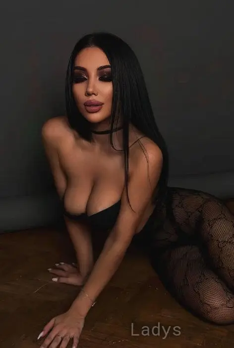 Profil de Romane, 40 ans, Escort girl à Illoud